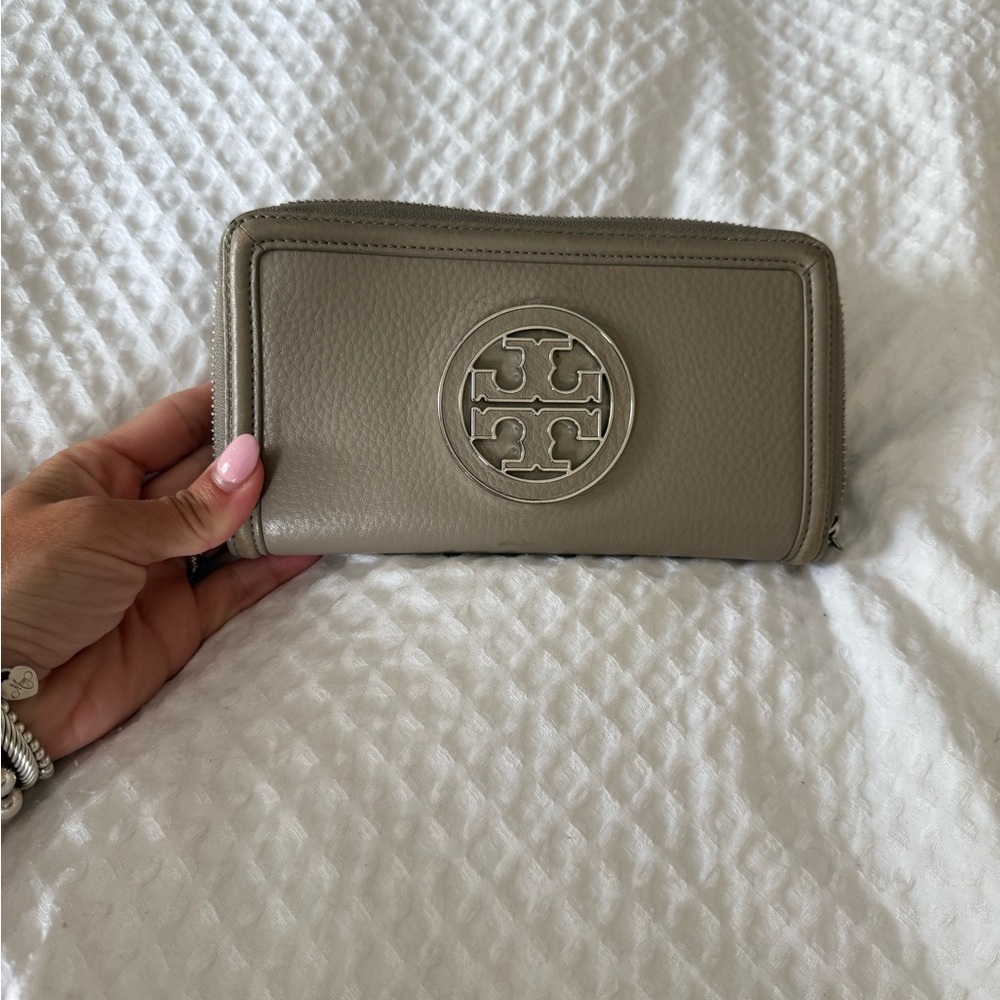 Tory Burch Gray Leather Wallet with Logo Medallion